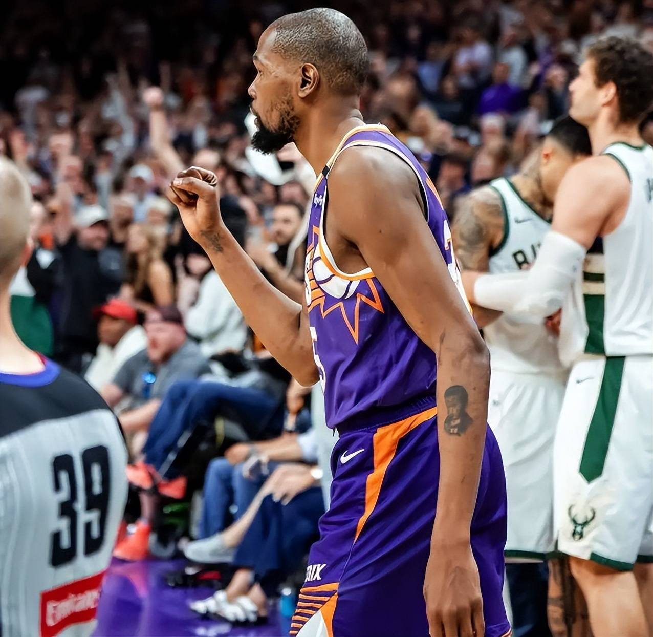 爱游戏棋牌詹姆斯在雄鹿比赛中连败，回归赛场引发热议！(詹姆斯在雄鹿比赛中连败,回归赛场引发热议的原因)